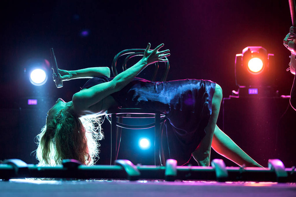 ODESSA, UKRAINE - 20. kesäkuuta 2014: yökerhossa konsertissa luovan valon ja musiikin näyttelyn aikana. Savua klubin juhlissa. Laulaja Tina Karol Ukraina ja hänen jazz bändi
 - Valokuva, kuva