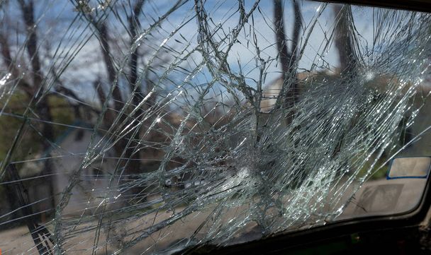 事故後の壊れた車。車のガラスを破損します。衝突後の車のフロント ガラスに壊れた。強盗は、ガラスを壊した。壊れた窓の物色の車を放棄しました。車と犯罪 - 写真・画像