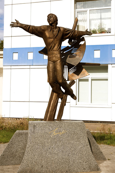 monumento de bronce al famoso bardo ruso, poeta, compositor, actor, cantante en Odessa en el bulevar francés cerca del estudio de cine Odessa. El cantante legendario de la URSS Vladimir Semyonovich Vysotsky
 - Foto, Imagen