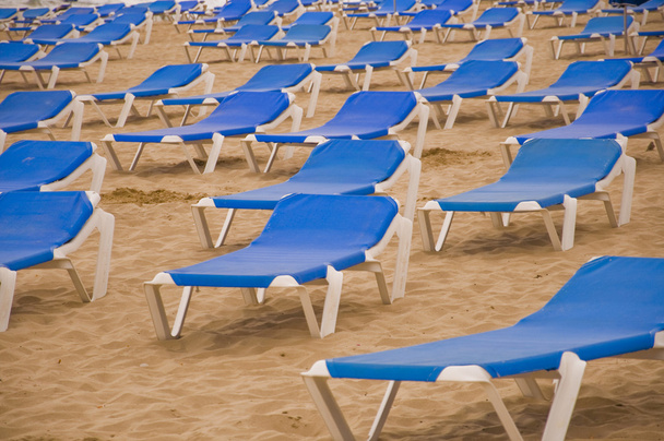 Tumbonas en la playa
 - Foto, Imagen