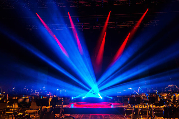 舞台照明。ショーの背景。光は、暗闇の中です。プロジェクターによるシアター シーンの内部が点灯します。舞台照明やコンサート中に煙のシーン。劇場の段階のレーザー ショー - 写真・画像