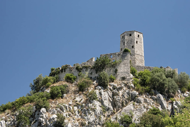 El Kula es un fuerte en forma de silo con vistas al pueblo de Poitelj. Solía albergar vigilantes y militares como guardia contra posibles intrusiones del valle de Neretva.
. - Foto, Imagen