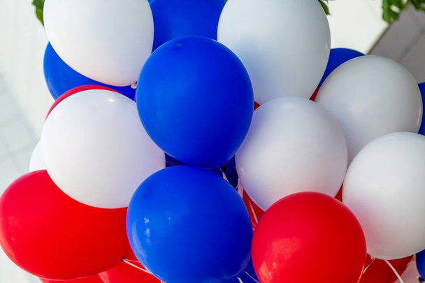 Feestelijke uit van Luchtballons Opblaasbare als decoratie van een Kinderfestival gewonnen. Heldere ballonnen op een vrolijk prettige vakantie. - Foto, afbeelding