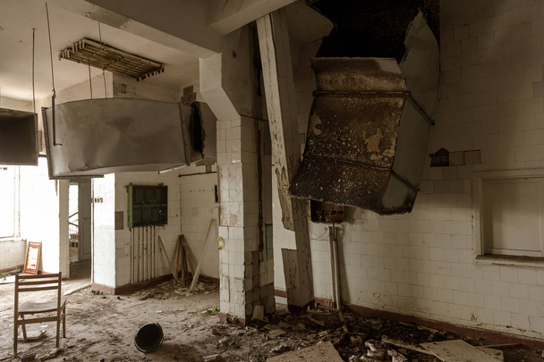 Interior do edifício administrativo e residencial em ruínas, abandonado após o incêndio. Ruína; As ruínas de uma casa abandonada em ruínas. Como fundo depressivo para o design de thrash
 - Foto, Imagem