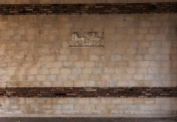 レリーフ、ローマの神々 と皇帝の石の彫刻の詳細です。様式化されたビンテージ レリーフの古典的な石膏で複製 - 写真・画像