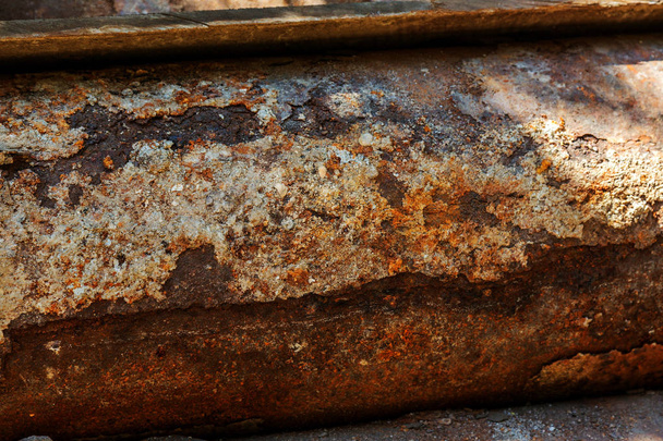 古い大きな水パイプの断片。操作の多くの年後、破壊された金属パイプが破壊されました。野菜鋼管が腐食破孔を持つ。さびた金属パイプ。選択と集中 - 写真・画像
