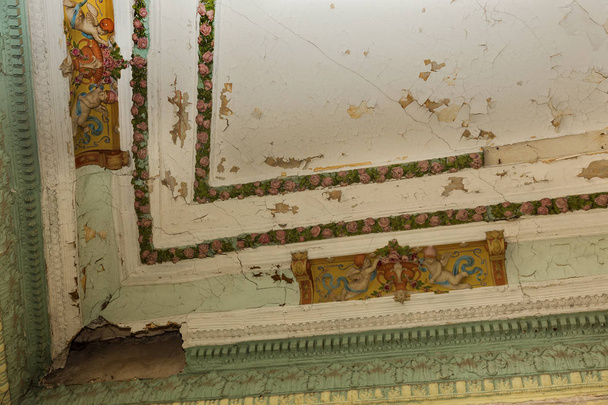 Μυστικιστική εσωτερικό, ερείπια από ένα εγκαταλειμμένο κτίριο ερειπωμένα αρχαία του 18ου αιώνα κτιρίου. Παλιά ερειπωμένη τοίχους, διάδρομος με λάσπη και σκουπίδια. Κατέστρεψε σχηματοποίηση, γύψινα διακοσμητικά, ανάγλυφα - Φωτογραφία, εικόνα