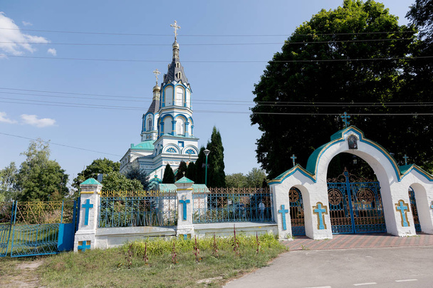 Ρωσική Ορθόδοξη Εκκλησία του St. Ilya στη ζώνη της αποξένωσης από την πυρηνική καταστροφή του Τσερνομπίλ, Ουκρανία. αναβίωση της εκκλησίας ξεκίνησε το 2003, 17 χρόνια μετά την καταστροφή του Τσερνομπίλ - Φωτογραφία, εικόνα