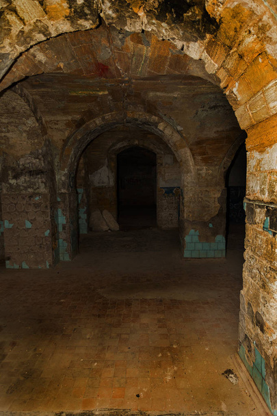 Ένα παλιό εγκαταλελειμμένο τούνελ σε ένα υπόγειο κελάρι κρασιού. Είσοδος κατακόμβες. Παλιό πέτρινο φρούριο μπουντρούμι. Ως δημιουργικό υπόβαθρο για την σταδιοποίηση σκούρους τόνους. Μυστικιστική εσωτερικό της αρχαίας dungeon - Φωτογραφία, εικόνα
