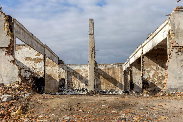Táj a régi ipari üzemi épületek romjai. Egy elhagyott gyárban, a törmelék a belső zsákmányt, és a hulladék. Az ukrán gazdaság összeomlása. Odessa - Fotó, kép