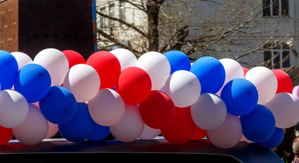 Feestelijke uit van Luchtballons Opblaasbare als decoratie van een Kinderfestival gewonnen. Heldere ballonnen op een vrolijk prettige vakantie. - Foto, afbeelding