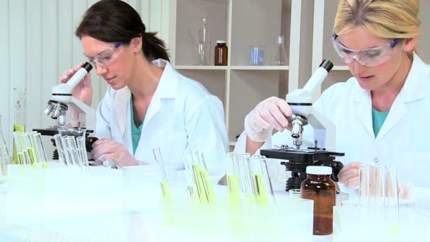Жіночі медичні дослідники в лабораторії
 - Кадри, відео