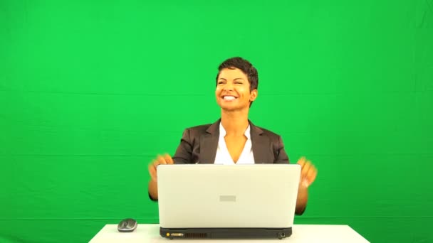 αφρικανική αμερικανική γυναίκα ευχαριστημένος πράσινη οθόνη lap-top αποτελέσματα - Πλάνα, βίντεο