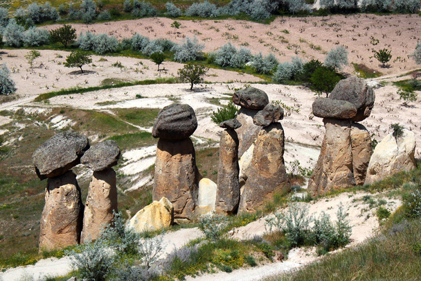 Skalní útvary v blízkosti starověké jeskynní město Cavusin v regionu Kapadocie, Turecko - Fotografie, Obrázek