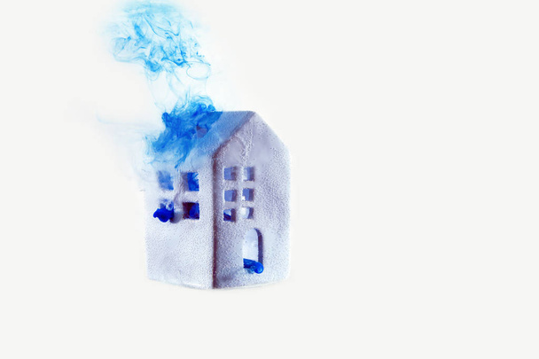 ブルーのアクリル塗料と水の下で小さなセラミックの家。不動産、賃貸、販売または暖房のコンセプトです。おとぎ話からホワイト ・ ハウス. - 写真・画像