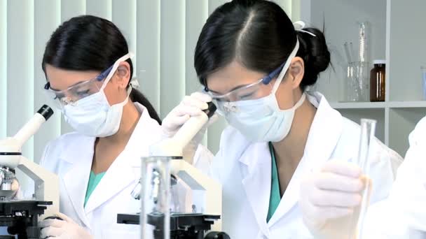 Tres asistentes en laboratorio de investigación médica
 - Metraje, vídeo