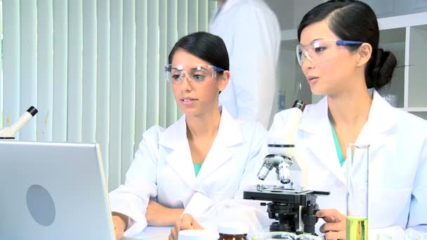 mannelijke arts in laboratorium met medische studenten - Video