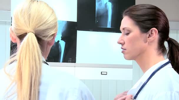 Médicos del hospital examinando los resultados de rayos X
 - Metraje, vídeo
