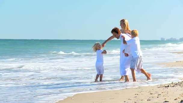 Familia feliz juntos en la playa
 - Metraje, vídeo