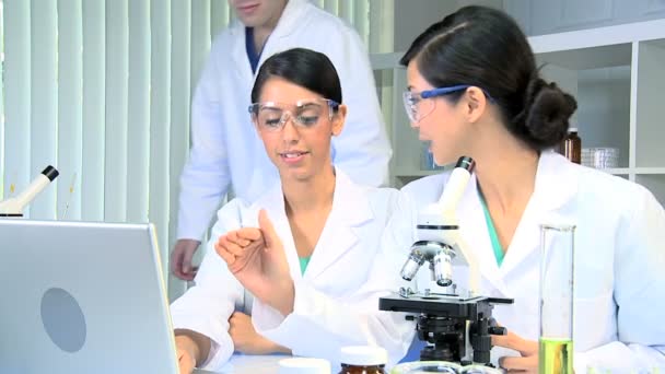 Estudantes de Medicina e Doutor Tutor em Laboratório Hospitalar
 - Filmagem, Vídeo