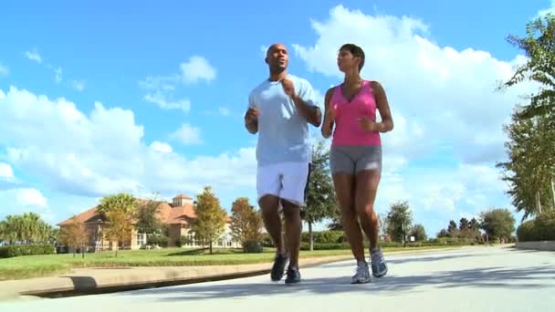 aantrekkelijke etnische paar joggen om te houden geschikt - Video