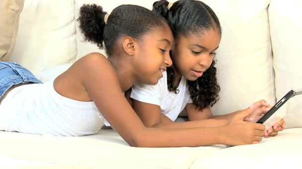Afrikkalainen Amerikan lapset käyttävät langaton tabletti
 - Materiaali, video
