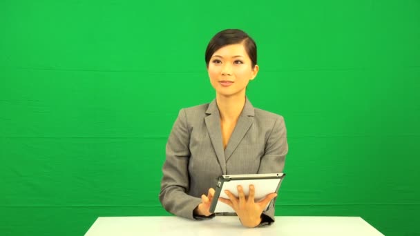 Écran tactile de tablette sans fil femme d'affaires asiatique
 - Séquence, vidéo