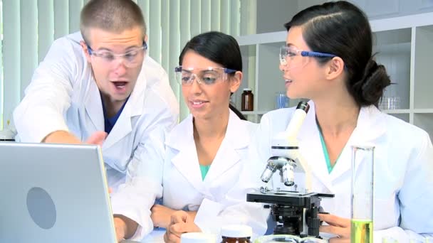 Médico Masculino em Laboratório com Estudantes de Medicina
 - Filmagem, Vídeo