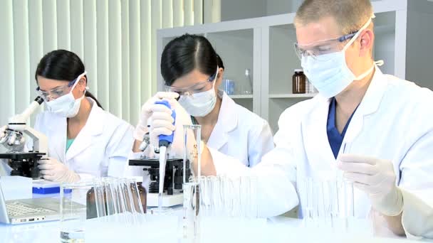 Tři vědci v laboratoři - Záběry, video