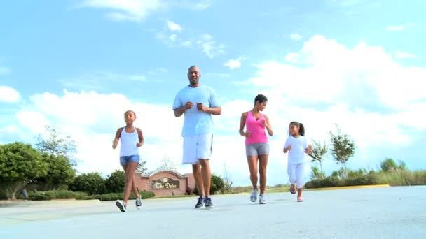 junge ethnische Familie gesunde Jogging - Filmmaterial, Video