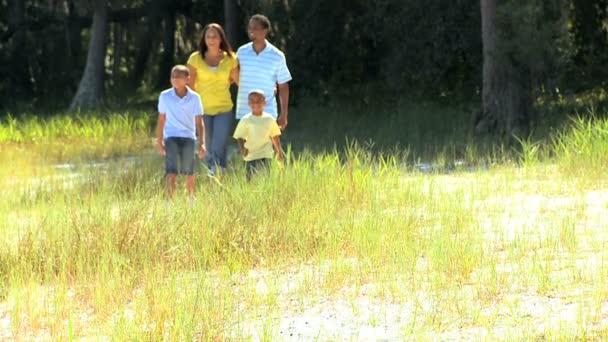 Jovem Família Étnica Caminhando em Parkland
 - Filmagem, Vídeo