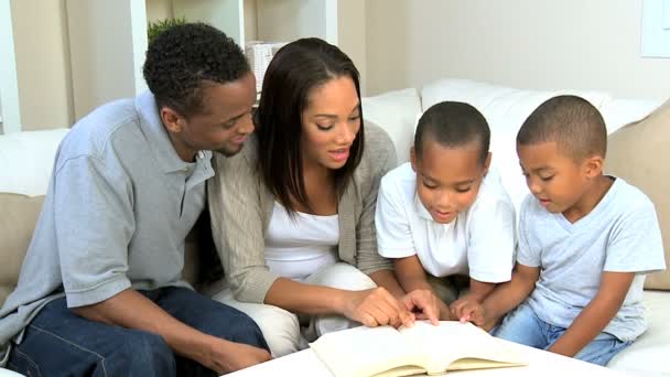 hrdý mladí rodiče poslouchat jejich syna, čtení - Záběry, video