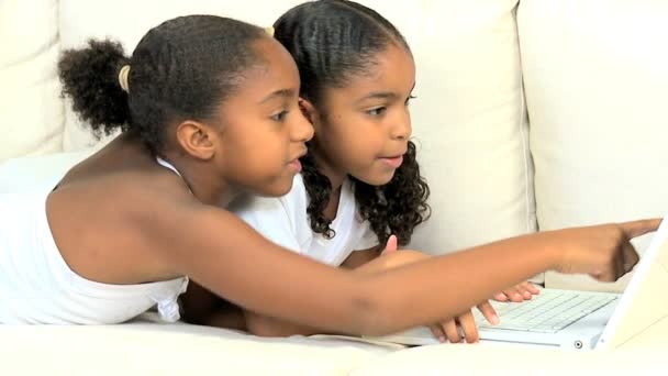Meninas étnicas brincando no laptop
 - Filmagem, Vídeo