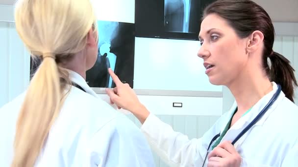 Jóvenes doctores viendo una película de rayos X
 - Metraje, vídeo