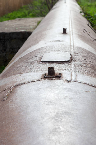 Старая ржавая железная труба устаревшего промышленного водопровода, Одесса, Украина, 2018 год. Большие изношенные железные трубы для водоснабжения города
 - Фото, изображение