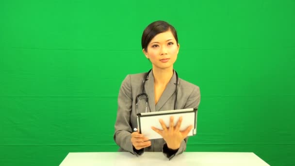 Ázsiai női orvos vezeték nélküli tabletta zöld képernyő - Felvétel, videó