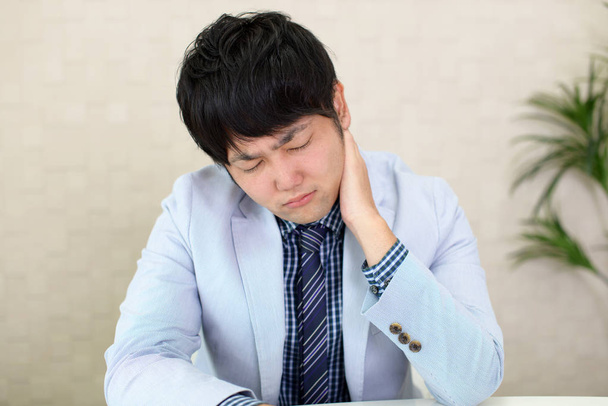 Asian businessman is feeling tired and stressed - Foto, Imagen