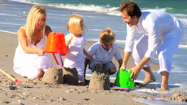 jonge Kaukasische familie strand plezier - Video