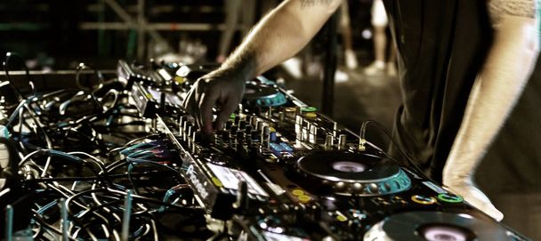 Oděsa, Ukrajina - 22. srpna 2017: slavné Dj kyvadlo hraje na noční scéna hudebního festivalu Z hry. DJ kyvadlo v nočním klubu - Fotografie, Obrázek