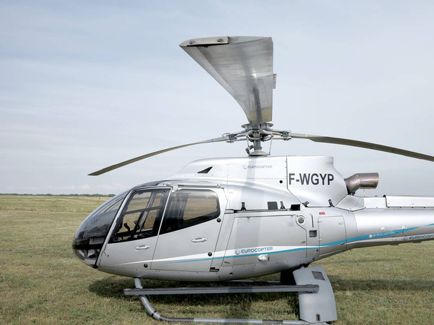 Oděsa, Ukrajina – 4. června 2013: Prezentace soukromé testovací třídy business lehký moderní civilní vrtulník na malé soukromé letiště v létě na zamračený den - Fotografie, Obrázek