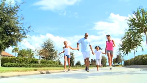 Jeune famille ethnique en santé jogging ensemble
 - Séquence, vidéo