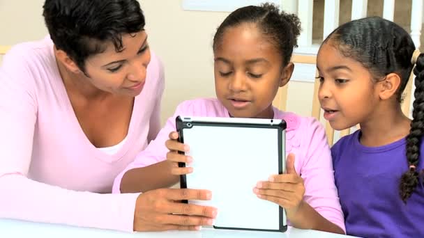 etnické matka a dcery pomocí bezdrátové tablet - Záběry, video