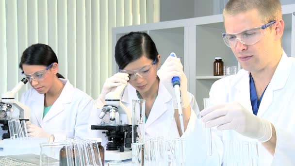 Tres estudiantes de investigación que trabajan en el laboratorio médico
 - Imágenes, Vídeo