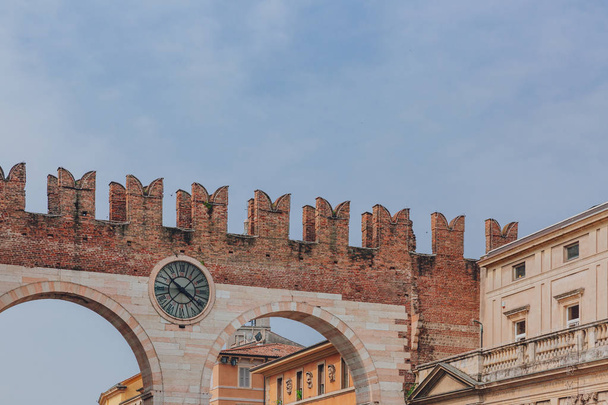 Перегляд старовинні міські ворота з годинником Верона, Італія - Фото, зображення