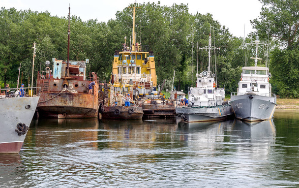 Odessa, Ucrânia - 8 de julho: porto fluvial de Ust-Danúbio. Navios mais antigos e barcaças de rio cortadas em sucata de metal, docas de reparação vazias. Os resultados da má política econômica da Ucrânia, 8 de julho de 2014, Odessa, Ucrânia
 - Foto, Imagem