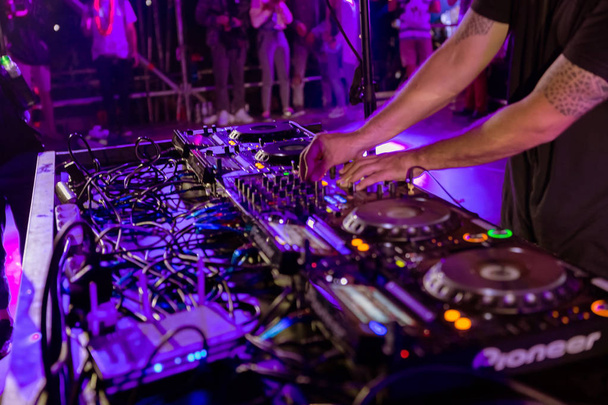 Odessa, Oekraïne - 22 augustus 2017: beroemde Dj slinger speelt op de nachtscène van muziekfestival Z-Games. DJ slinger uitvoeren in nachtclub - Foto, afbeelding