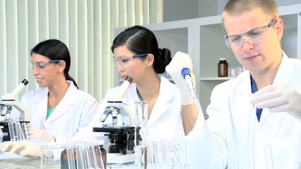 üç öğrenci doktor hastane laboratuarında çalışan - Video, Çekim