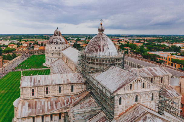 Θέα από την πλατεία του καθεδρικού ναού με τον καθεδρικό ναό της Pisa και βαπτιστήριο από την κορυφή του τον Πύργο της Πίζας, Πίζα, Ιταλία - Φωτογραφία, εικόνα