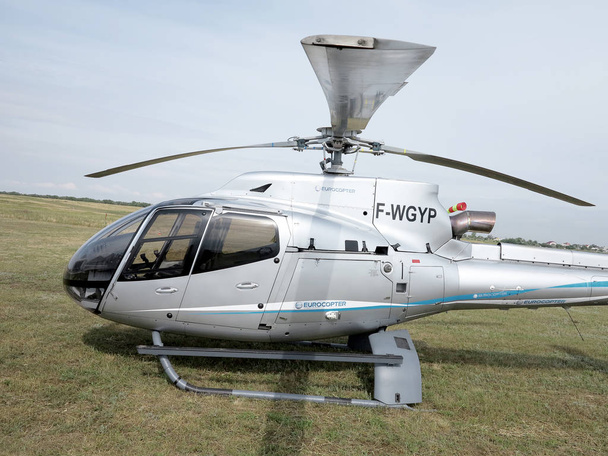 Oděsa, Ukrajina – 4. června 2013: Prezentace soukromé testovací třídy business lehký moderní civilní vrtulník na malé soukromé letiště v létě na zamračený den - Fotografie, Obrázek