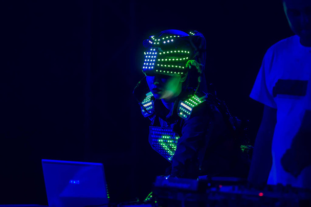 Odessa, Oekraïne - 5 augustus 2017: licht Toon. Laser show. Discotheek dj partijen gebruik maken van muziek, dansen geluid met fel licht. Club licht dj partij nachtclub. Met de auto voor rook en verlichting - Foto, afbeelding